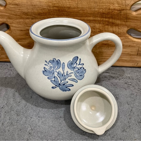 Pfaltzgraff Yorktowne tea pot with lid - Picture 3 of 11